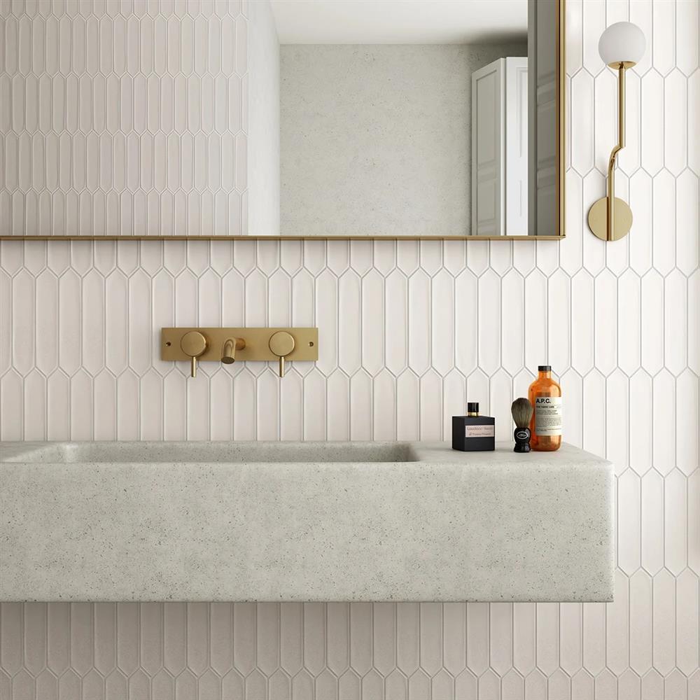 Vertical, hexagonal nautilus Bianco metro tiles